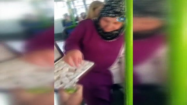 Polis, halk otobüsüne binip kolonya ile tatlı ikram etti