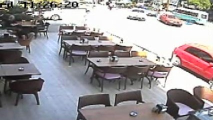 Aracın arkasındaki duygulandıran yazı, aracı çekilmekten kurtardı