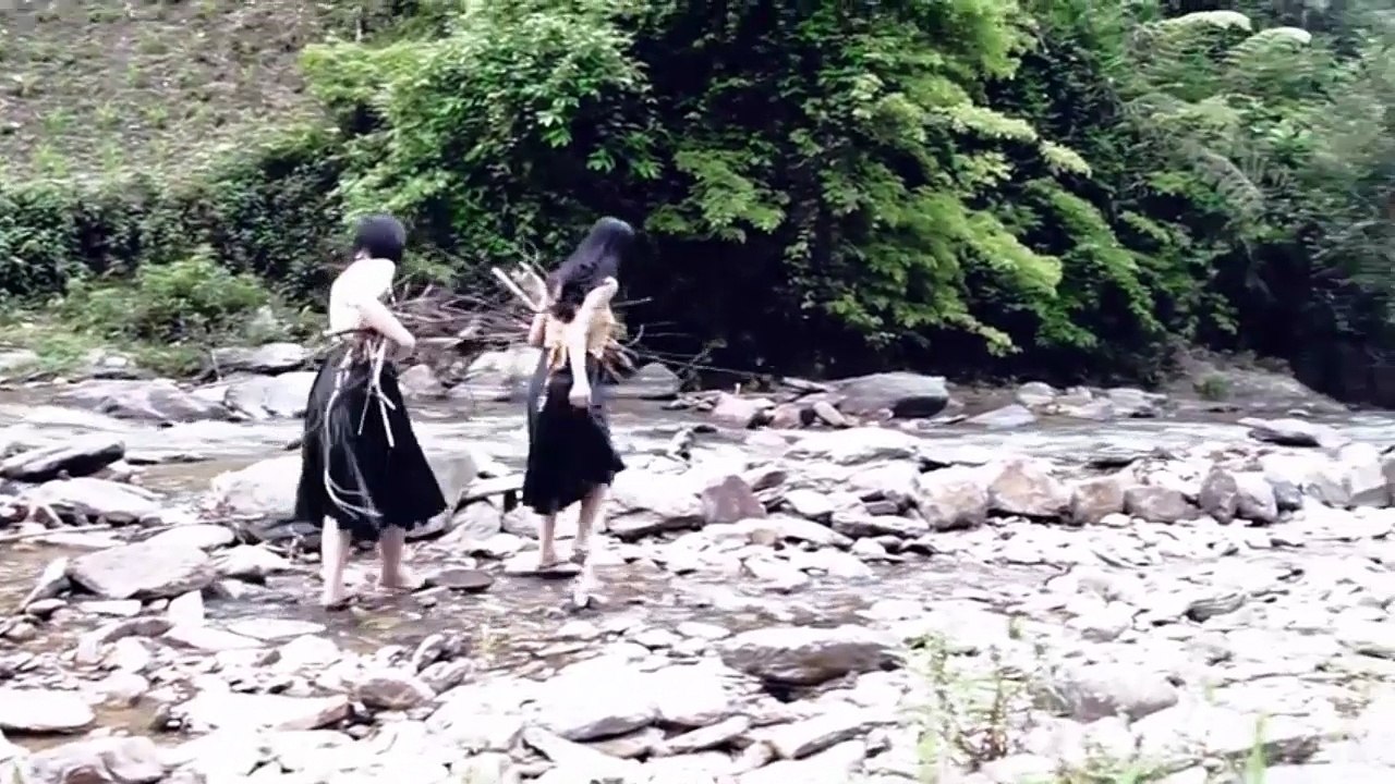 2 em gái mặc mát rượi ra bờ suối làm thịt nướng lộ hết cả quần lọt khe màu đen bên trong khiến anh em xịt máu mũi - Xem.vn