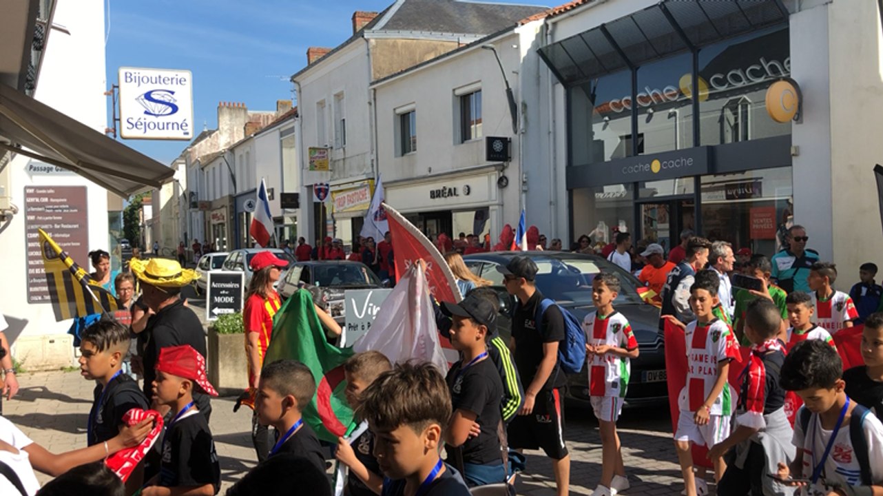 Tournoi Ulrich Ramé. Les jeunes équipes défilent dans les rues
