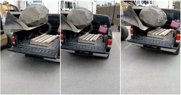 Eles queriam carregar uma pedra na traseira da carrinha sobre uma palete de madeira...