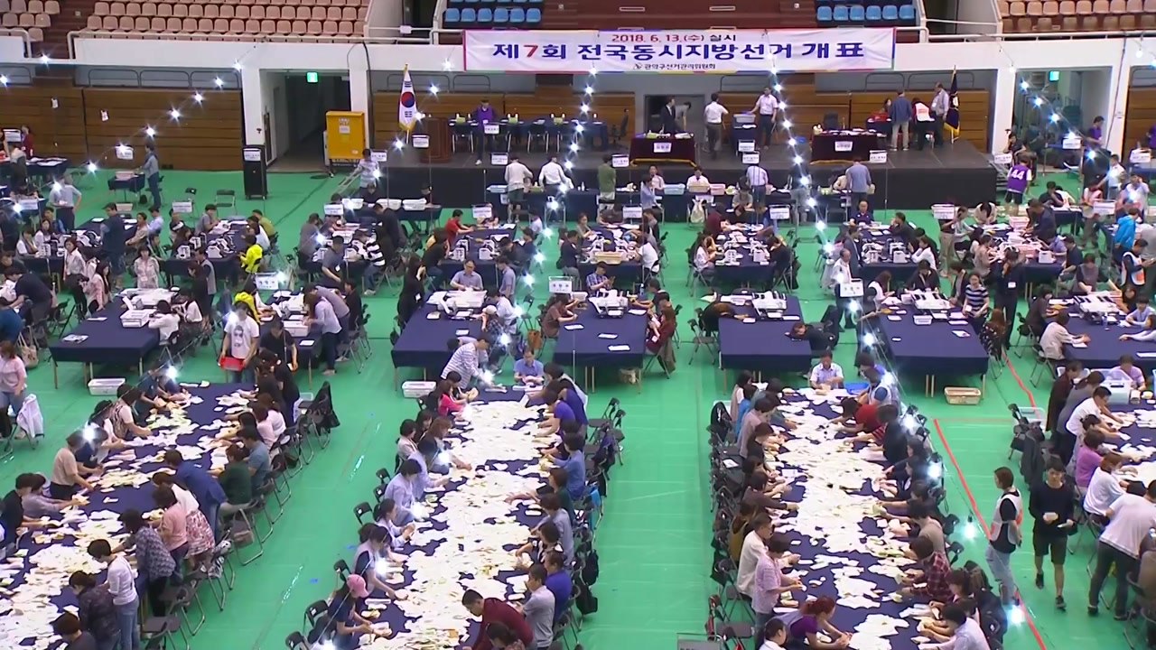 이시각 서울 관악구 개표소...분주한 손길에도 더딘 진행 / YTN
