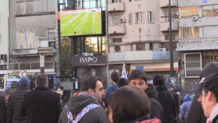 Uruguayos desafían bajas temperaturas para animar a la Celeste