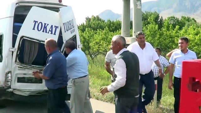 Tokat'ta yolcu minibüsü ile hafif ticari araç çarpıştı: 9 yaralı