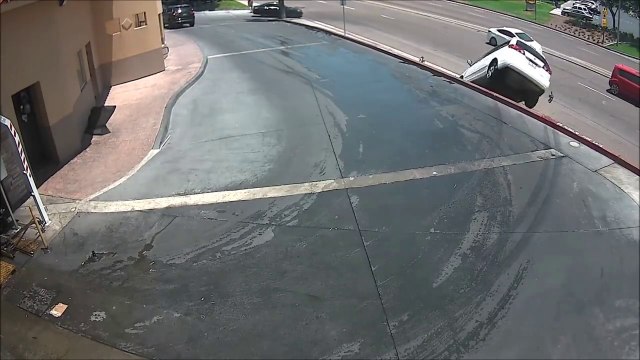 Il vient de laver sa voiture et se plante en sortant du lave-auto... FAIL