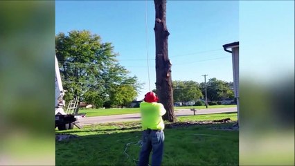 Ce bûcheron se prend pour Superman... Enorme vol plané