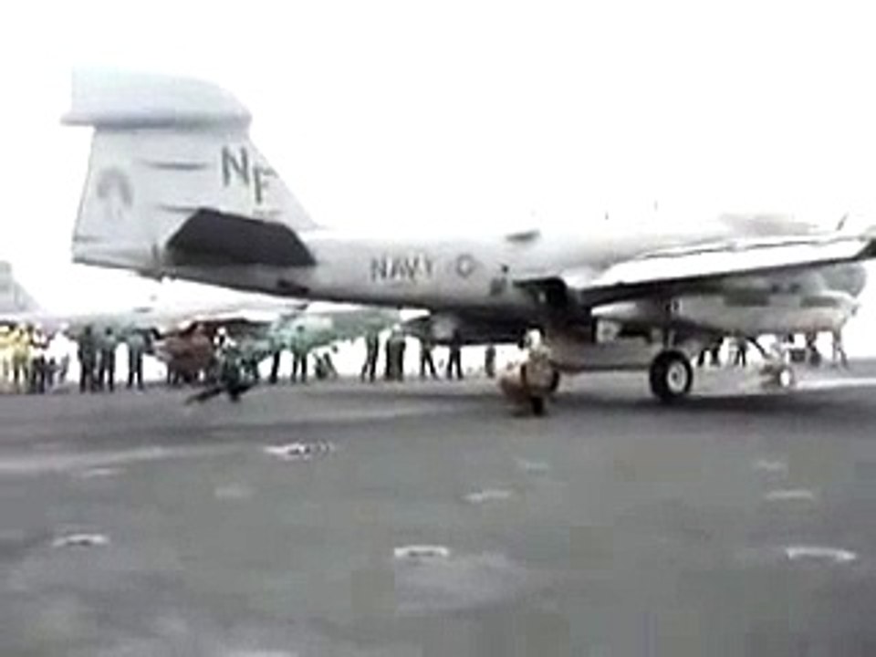Ce technicien aéronautique est beaucoup trop prêt du réacteur de l'avion... et ce qui va se passer est dingue