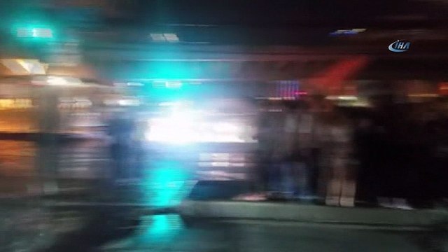 İstanbul’da gök gürültülü yağmur etkili oldu... Yağmura hazırlıksız yakalananlar köprü altları ve duraklara sığındı