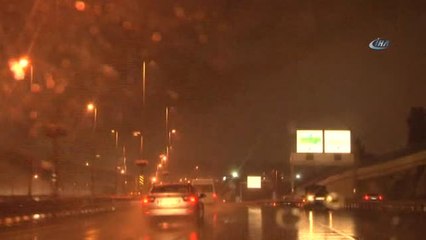 İstanbul'da Gök Gürültülü Yağmur Etkili Oldu.