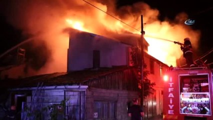 Bolu'da, 3 Ev, Ahır ve Odunluk Alev Alev Yandı
