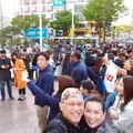 Ibu Linna dan saya di depan Shibuya Station, dekat patung Hachiko ber-selfie video dengan penyeberang Shibuya Crossing yang terkenal itu.Hidup ini memang tida
