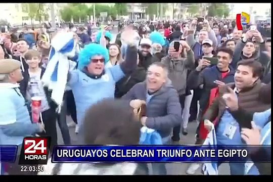 Hinchas uruguayos celebran victoria ante Egipto