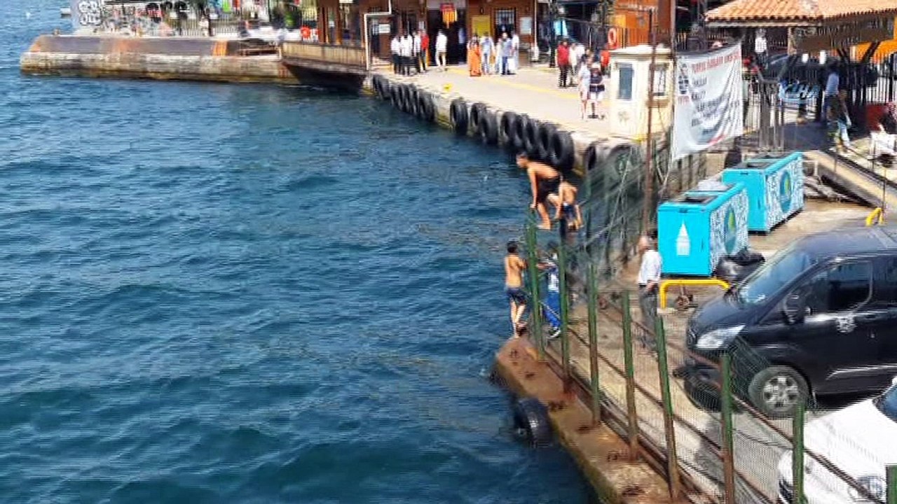 Çocukların Galata Köprüsünde tehlikeli oyunu