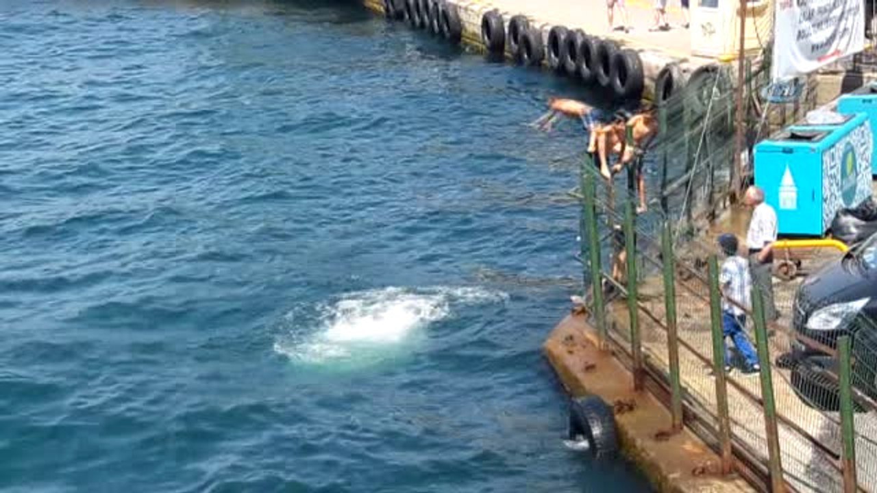 Çocukların Galata Köprüsünde Tehlikeli Oyunu