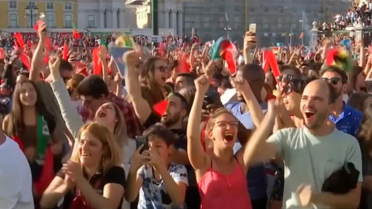 Le coin des supporters - Les fans portugais fous de joie après le triplé de Ronaldo