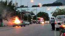 Otomobilden çıkan dumanlar yerini alevlere bıraktı