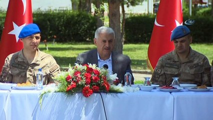 Başbakan Yıldırım, Mehmetçikle kahvaltıda bir araya geldi