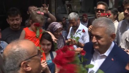 Başbakan Yıldırım Esnafı Ziyaret Etti, Vatandaşlara Dondurma ve Simit Verdi