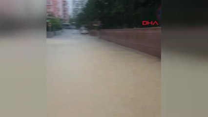 Adana'da Etkili Yağış Sele Neden Oldu