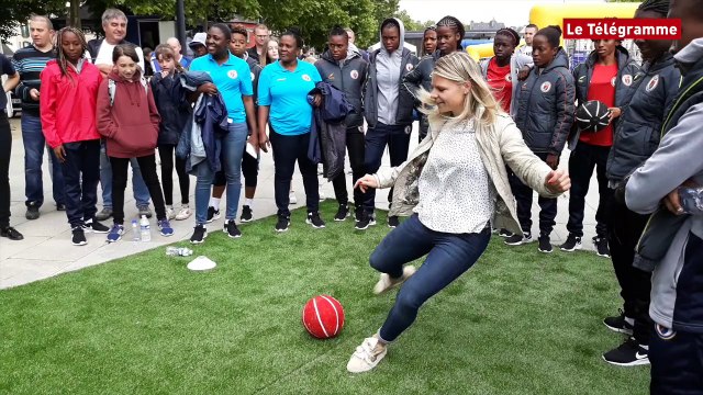 Vannes. Mondial U20 féminin : deux ambassadrices de charme sur le port