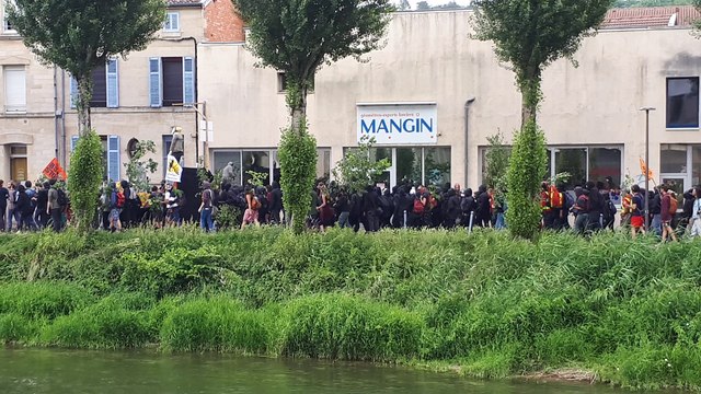 Vitrine cassée lors de la manifestation anti-Bure à Bar-le-Duc