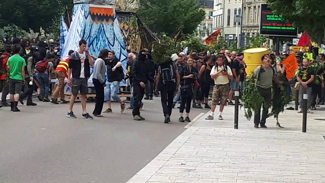 Manifestation anti-Bure à Bar-le-Duc : protection du Crédit Agricole