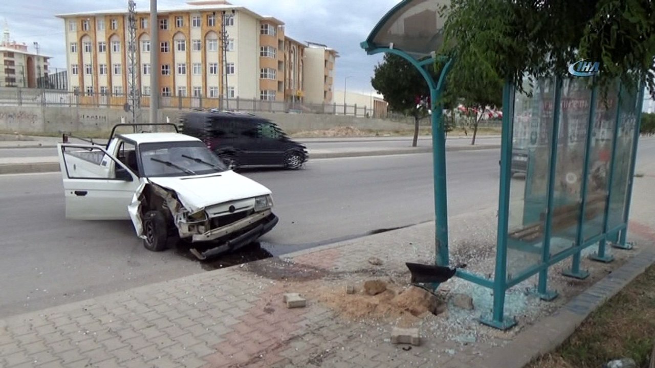 Kamyonet otobüs durağına çarptı: 1 yaralı