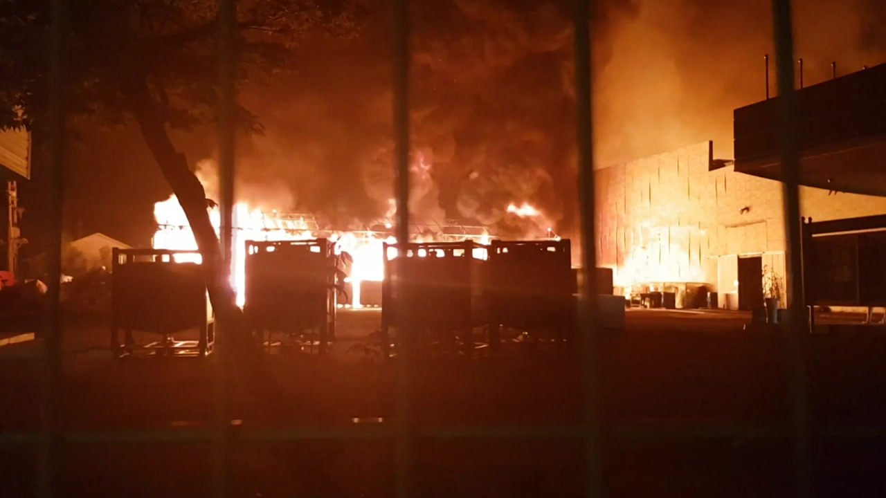 충남 보령 농공단지 불...공장 4개 동 전소 / YTN