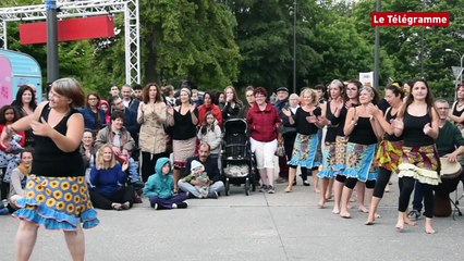 Quimper. La Rue est vers l'art. La foule sur le parvis