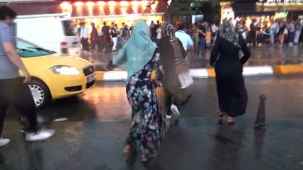 Taksim'de sağanak yağış etkisini gösteriyor