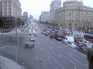 Cette voiture se retourne au milieu de la route sans aucune raison