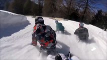 Il chute dans le ravin en luge... Virage raté