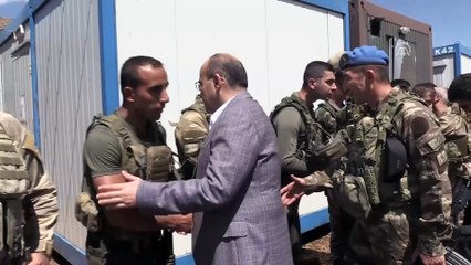 Vali Ustaoğlu, üs bölgelerindeki kahraman Mehmetçikler ile bayramlaştı - BİTLİS