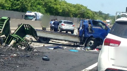 경부고속도로에서 화물차 전복...적재물 쏟아져 / YTN