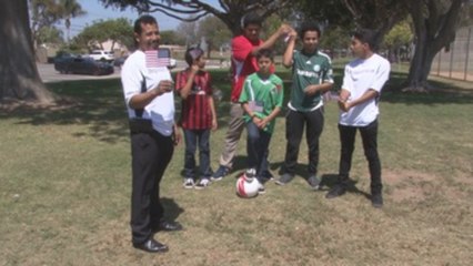 Padre soltero de seis hijos celebra obtención de residencia permanente en EE.UU.