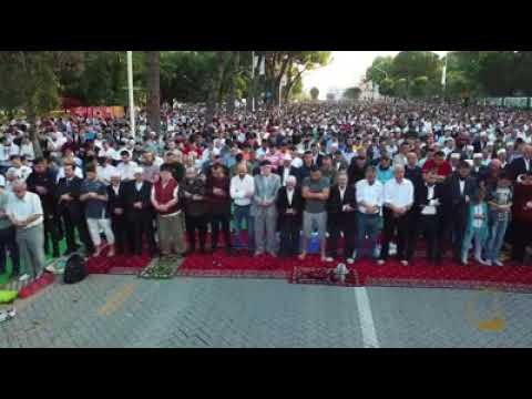 Ora News - Pamjet me dron të faljes së namazit të Fitër Bajramit në Bulevardin Dëshmorët e Kombit