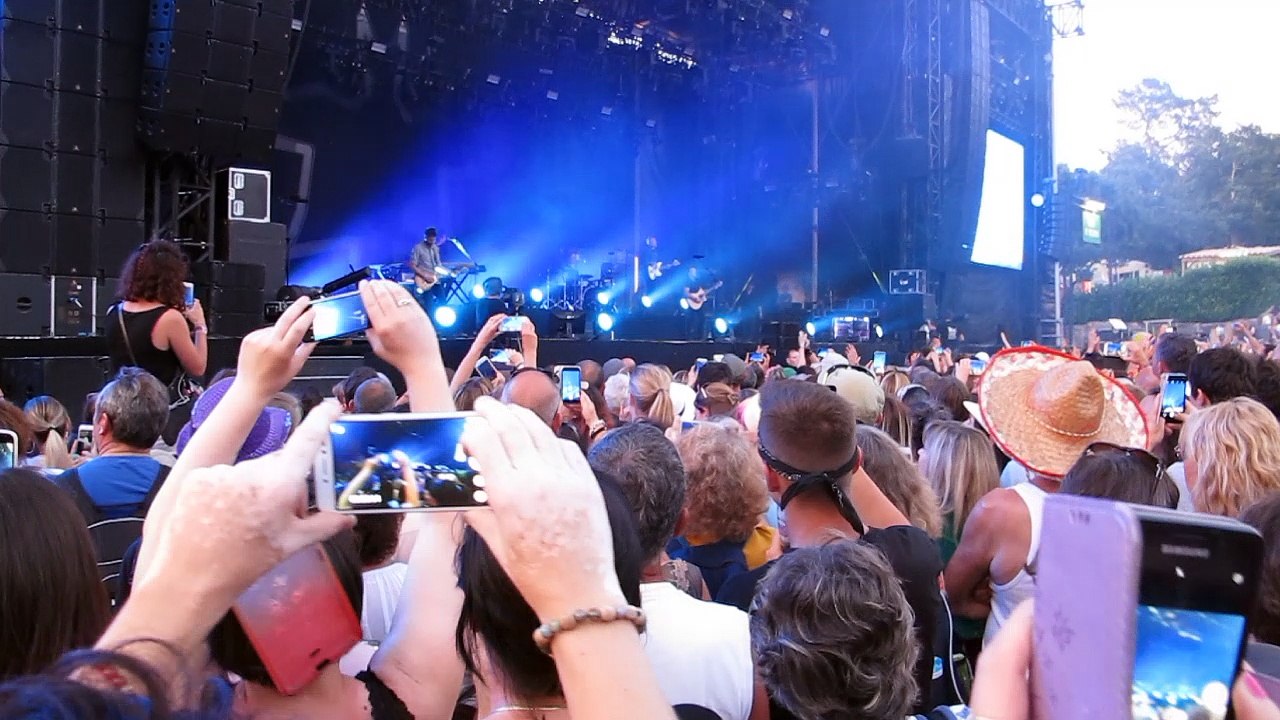 Arrivée sur scène dans une ambiance indescriptible de Patrick Bruel avec la chanson "Place des grands hommes"