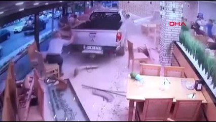 Sakarya Kamyonet Restorana Girdi 6 Yaralı