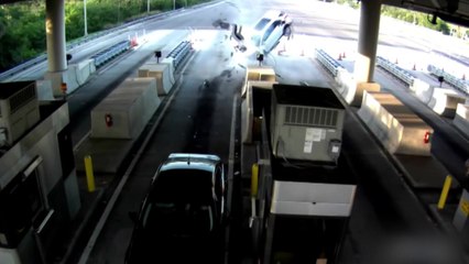 [영상] 졸음운전하다 '쾅'...조수석 탑승자 튕겨 나가 / YTN