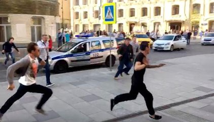 Скачать видео: Eight hurt as taxi crashes into crowd