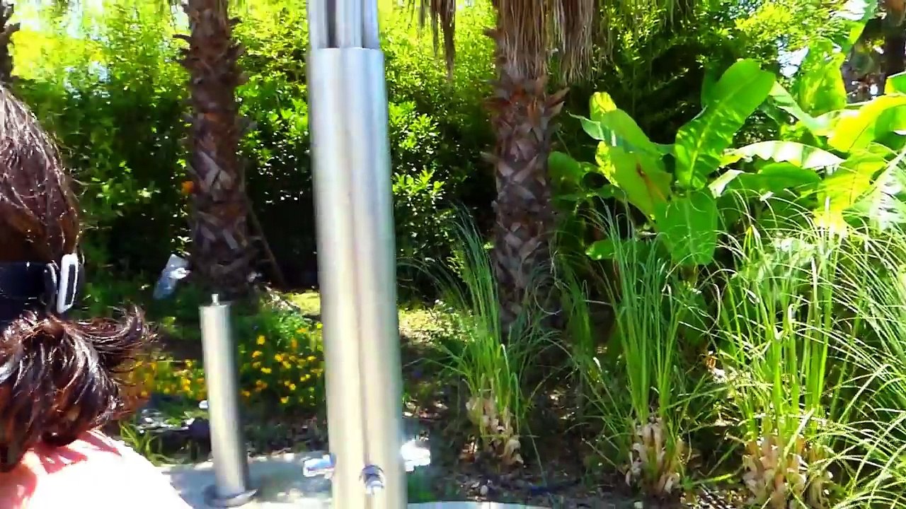 Cache Cache dans la PISCINE en VACANCE