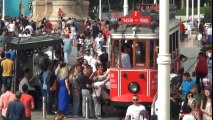Taksim Meydanı ve İstiklal Caddesi’nde Bayram Yoğunluğu