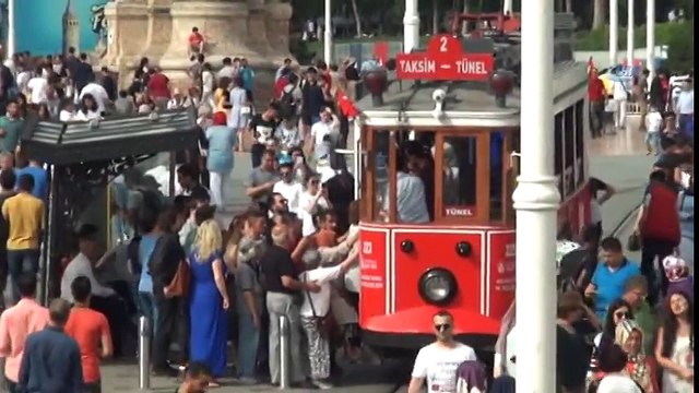 Taksim Meydanı ve İstiklal Caddesi’nde Bayram Yoğunluğu