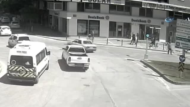 Cam Kızı Adım Adım Takip Edip Cep Telefonunu Böyle Çalmış