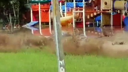 Sel sularına maruz kalan park duvarı böyle yıkıldı