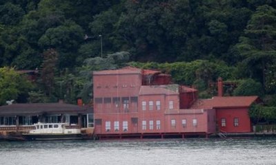 Geminin çarptığı tarihi yalıya fotoğraflı kamuflaj