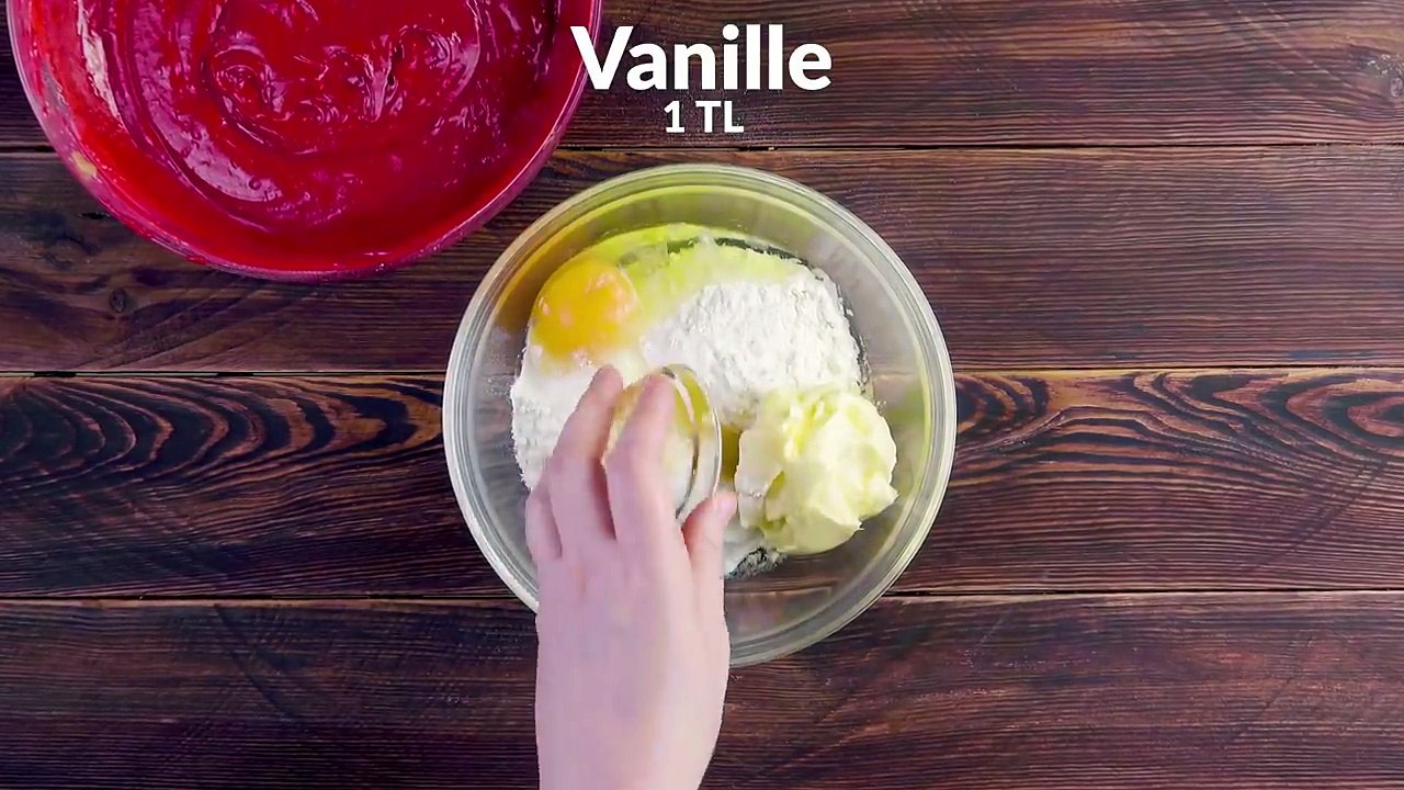 Die backform füllt sich mit 3 schichten teig & füllung. einfach alles in einem schritt backen!