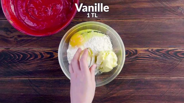 Die Backform füllt sich mit 3 Schichten Teig & Füllung. Einfach alles in einem Schritt backen!