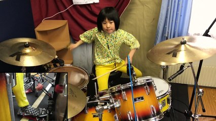 Une fillette japonaise fait une reprise de Led Zeppelin à la batterie