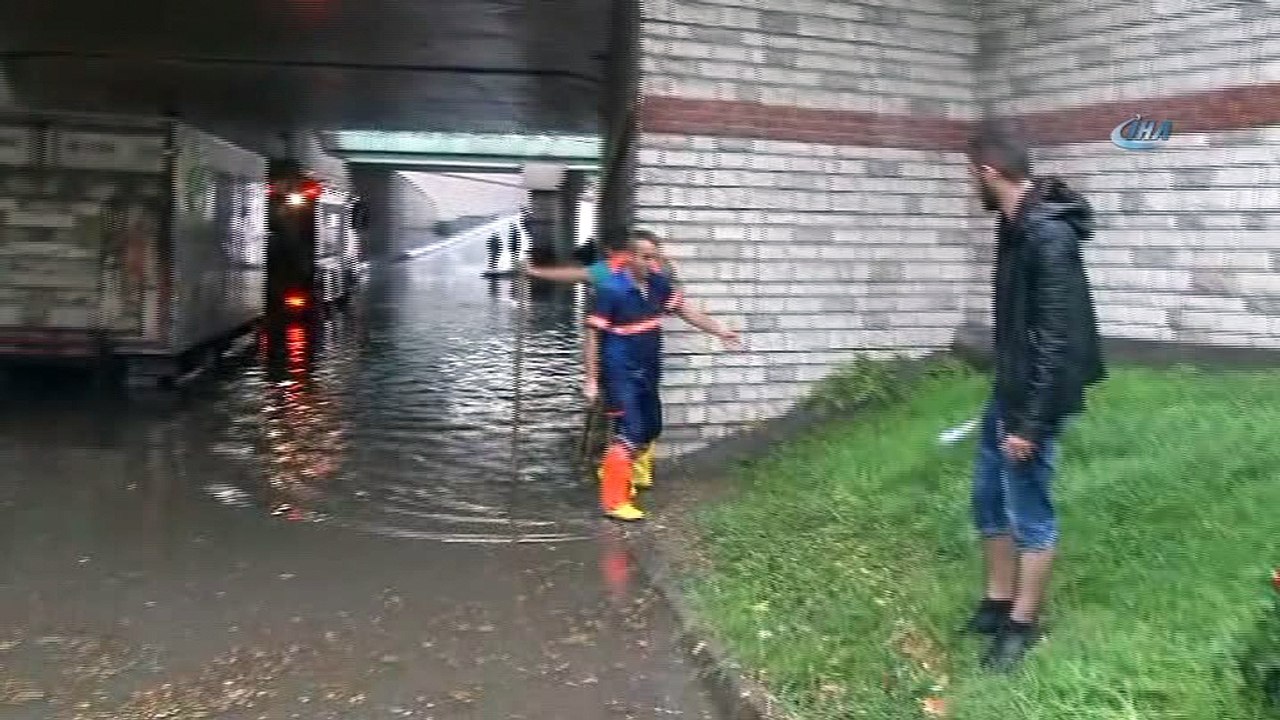 Minibüs suda mahsur kaldı, itfaiye ekipleri yolcuları sırtında taşıdı